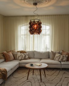 Gemma Ø45 Brun taklampa från By Rydéns - Den bruna textilkabeln och metallbasen i borstat st&aring;l skapar en harmonisk och sofistikerad helhet.