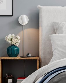 Correct Vit läslampa från By Rydéns - Correct v&auml;gglampa &auml;r en stilren och minimalistisk v&auml;gglampa med riktbart huvud d&auml;r du enkelt skr&auml;ddarsyr ditt ljus.