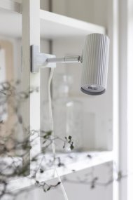 Hubble Vit klämlampa från Globen Lighting - Sk&auml;rmen &auml;r vinklingsbar i h&ouml;jd- och sidled vilket g&ouml;r den praktisk i en bokhylla eller p&aring; en s&auml;nggavel.