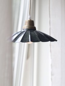 Ester Ø24 Blå fönsterlampa från PR Home - Formen &auml;r klassisk vintage look och har en topp i antik m&auml;ssingfinish.