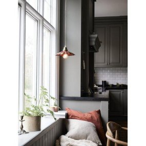 Ester Ø24 Terracotta från PR Home - F&ouml;nsterlampa Ester i metall med en emaljfinish som efterliknar marmor.