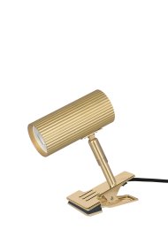 Hubble Borstad mässing klämlampa från Globen Lighting - Sk&auml;rmen &auml;r vinklingsbar i h&ouml;jd- och sidled vilket g&ouml;r den praktisk i en bokhylla eller p&aring; en s&auml;nggavel.