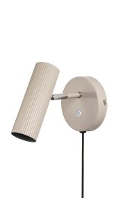 Hubble Beige läslampa från Globen Lighting - Hubble &auml;r en modern v&auml;gglampa med tubformad enkel r&auml;fflad sk&auml;rm i metall.