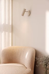 Hubble Beige läslampa från Globen Lighting - Hubble &auml;r en modern v&auml;gglampa med tubformad enkel r&auml;fflad sk&auml;rm i metall.