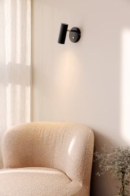 Hubble Svart läslampa från Globen Lighting - Hubble &auml;r en modern v&auml;gglampa med tubformad enkel r&auml;fflad sk&auml;rm i metall.