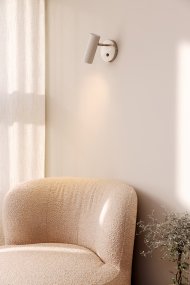 Hubble Borstad stål läslampa från Globen Lighting - Hubble &auml;r en modern v&auml;gglampa med tubformad enkel r&auml;fflad sk&auml;rm i metall.