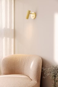 Hubble Borstad mässing läslampa från Globen Lighting - Hubble &auml;r en modern v&auml;gglampa med tubformad enkel r&auml;fflad sk&auml;rm i metall.