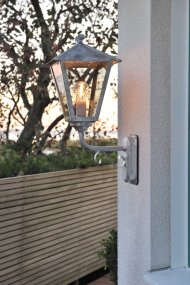 Benu Galvaniserat stål från Konstsmide - Lampans klassiska lyktform och robusta material g&ouml;r den till ett perfekt val f&ouml;r dig som vill skapa en inbjudande atmosf&auml;r vid entr&eacute;er eller l&auml;ngs g&aring;ngv&auml;gar.