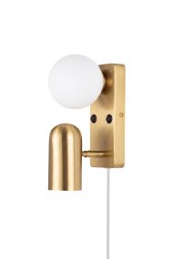 Doppio 25cm Mässing läslampa från Globen Lighting - Doppio &auml;r en m&aring;ngsidig v&auml;gglampa i metall med elegant borstad m&auml;ssingfinish och en vit glaskupa.