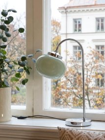 Elsy 50cm Grön från PR Home - Den handbehandlade glassk&auml;rmen i en mjuk salviagr&ouml;n nyans ger varje lampa en unik karakt&auml;r, medan de kromade metalldetaljerna skapar en stilren och tidl&ouml;s helhet.