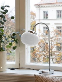 Elsy 50cm Vit från PR Home - Den handbehandlade glassk&auml;rmen i en mjuk vit nyans ger varje lampa en unik karakt&auml;r, medan de kromade metalldetaljerna skapar en stilren och tidl&ouml;s helhet.