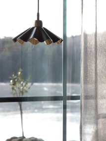Aira Ø25 Svart från PR Home - F&ouml;nsterlampan Aira &auml;r perfekt f&ouml;r dig som vill skapa ett sammanh&aring;llet och exklusivt uttryck i ditt hem, fr&aring;n vardagsrum och sovrum till hall och hemmakontor.