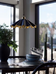 Aira Ø50 Svart från PR Home - Taklampa Aira i en mattsvart finish med m&auml;ssingf&auml;rgad insida.