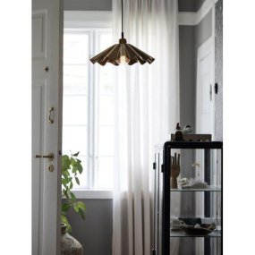 Aira Ø40 Guld taklampa från PR Home - Aira takpendel i oljebrasserad finish har en organiskt v&aring;gformad metallsk&auml;rm som f&ouml;renar rustik stil med modern design.