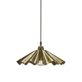 Aira Ø40 Guld taklampa från PR Home - Aira takpendel i oljebrasserad finish har en organiskt v&aring;gformad metallsk&auml;rm som f&ouml;renar rustik stil med modern design.