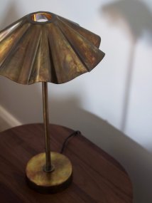Aira 46cm Mässing bordslampa från PR Home - En uttrycksfull lampa som passar lika bra p&aring; nattduksbordet som p&aring; ett sidobord eller i f&ouml;nstret.