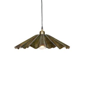 Aira Ø50 Guld taklampa från PR Home - Aira takpendel i oljebrasserad finish har en organiskt v&aring;gformad metallsk&auml;rm som f&ouml;renar rustik stil med modern design.