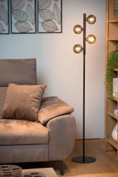 Tycho Rökfärgad golvlampa från Lucide - Den kompakta basen har en diameter p&aring; 25 centimeter, vilket g&ouml;r det enkelt att placera lampan i ett h&ouml;rn eller mellan dina m&ouml;bler.