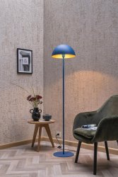 Siemon Blå golvlampa från Lucide - Ljusk&auml;llan sitter i mitten av den halvcirkelformade lampsk&auml;rmen, och ljuset reflekteras enkelt l&auml;ngs sk&auml;rmens v&auml;ggar, vilket skapar en varm och inbjudande atmosf&auml;r.
