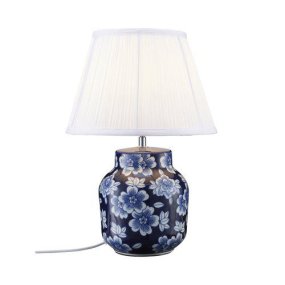 Fanny 47cm Blå bordslampa från PR Home - I kombination med den veckade textilsk&auml;rmen bidrar lampan med en tidl&ouml;s elegans till rummet.