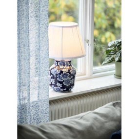 Fanny 47cm Blå bordslampa från PR Home - I kombination med den veckade textilsk&auml;rmen bidrar lampan med en tidl&ouml;s elegans till rummet.