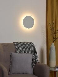 Eklyps LED Ø25 Vit vägglampa från Lucide - Bakom en elegant metallskiva skapar en LED-ring en vacker gl&ouml;d som sprids runt 360 grader.