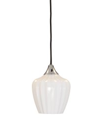 Amalfi Ø14 Vit fönsterlampa från PR Home - Amalfi f&ouml;nsterpendel har en tidl&ouml;s och elegant design med en mjuk form inspirerad av sn&ouml;droppens blomma.