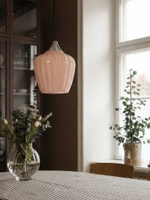 Amalfi Ø25 Aprikos taklampa från PR Home - Den vackra formen g&ouml;r Amalfi till ett elegant blickf&aring;ng &ouml;ver exempelvis matbordet, soffbordet eller i sovrummet och passar b&aring;de klassiska och moderna milj&ouml;er.