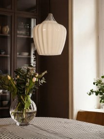 Amalfi Ø25 Vit taklampa från PR Home - Den vackra formen g&ouml;r Amalfi till ett elegant blickf&aring;ng &ouml;ver exempelvis matbordet, soffbordet eller i sovrummet och passar b&aring;de klassiska och moderna milj&ouml;er.