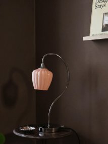 Amalfi 50cm Aprikos bordslampa från PR Home - Det r&auml;fflade glaset i en varm aprikosf&auml;rgad ton kombineras med en blank kromf&auml;rgad fot och en vackert sv&auml;ngd arm.