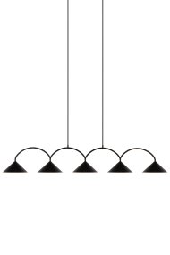 Curve 165cm Svart taklampa från Globen Lighting - Pendeln &auml;r tillverkad i mattlackerad metall med fem sk&auml;rmar och levereras med tv&aring; 200 cm textilkablar samt matchande takkopp.