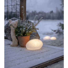 Globy 13cm Vit solcellslampa från Star Trading - Modern och stilren solcellsdekoration i form av en vit sten.
