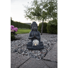 Buddha Grå solcellslampa från Star Trading - Solcellsdekoration Buddha &auml;r en st&auml;mningsfull och rogivande prydnad i gr&aring; polyresin med en l&auml;tt bronsmelerad yta.