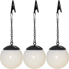 Globus 3-pack Vit från Star Trading - Globus i 3-pack &auml;r stilrena h&auml;ngande solcellslampor tillverkade i vit PS som l&auml;tt g&aring;r att h&auml;nga upp med hj&auml;lp av den medf&ouml;ljande 13cm l&aring;nga kedjan och kl&auml;mman.
