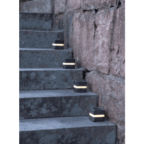 Stonecube 2-pack Grå solcellslampa från Star Trading - Set med 2st dekorativa solcellsstenar som sm&auml;lter naturligt in i tr&auml;dg&aring;rden.