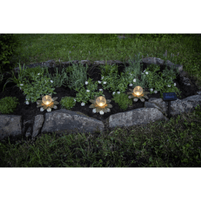Lilly 3-pack Guld solcellslampa från Star Trading - Solcellsdekorationen Lilly &auml;r en vacker ljusslinga med tre dekorativa blommor i guldf&auml;rgad metall.