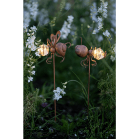 Oxida 2-pack Rost solcellslampa från Star Trading - Oxida dekorationspinnar &auml;r ett set om 2 med en myra och en fluga i rostf&auml;rgad metall som ger ett charmigt och lekfullt uttryck.