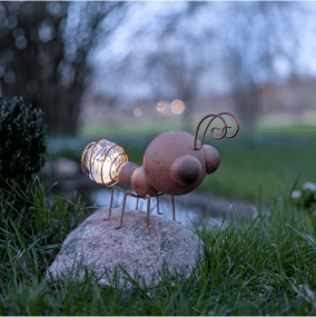 Oxida Rost solcellslampa från Star Trading - Oxida Myra solcellslampa blir fin att dekorera med i en blomsterkruka, eller i en rabatt och den &auml;r lika vacker t&auml;nd som sl&auml;ckt.