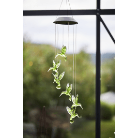 Kolibri Grön solcellslampa från Star Trading - Under dagen fungerar den som en f&auml;rgstark dekoration och i m&ouml;rkret lyser f&aring;glarna upp med ett mjukt vitt sken.