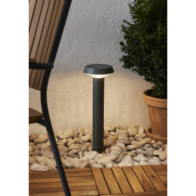 Casa 45cm Grön solcellslampa från Star Trading - Solcellsdriven, liten pollare gjord av metall som &auml;r pulverlackad i en dov, gr&ouml;n f&auml;rg.