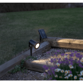 Powerspot Svart solcellslampa från Star Trading - Solcellsspotlight som lyser upp i din tr&auml;dg&aring;rd eller terrass med varmvitt sken i m&ouml;rkret och &auml;r ett bra val f&ouml;r riktad belysning mot en buske eller tr&auml;d.