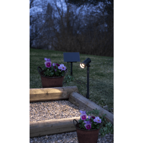 Powerspot Svart solcellslampa från Star Trading - Spotlighten med sitt markspett och l&aring;nga sladden till panelen g&ouml;r den enkel att placera i direkt solljus vilket &auml;r n&ouml;dv&auml;ndigt f&ouml;r att ladda batterierna.