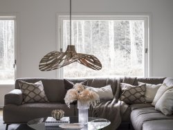 Wella 80cm Natur taklampa från PR Home - Sk&auml;rmen med dess unika form och fl&auml;tning silar ljuset och skapar ett vackert skuggspel.