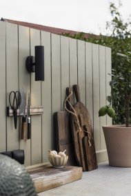 Hubble Svart från Globen Lighting - Hubble &auml;r en stilren v&auml;gglampa i svart f&auml;rg som sprider ljuset b&aring;de upp&aring;t och ned&aring;t och skapar ett vackert ljusspel mot v&auml;ggen.