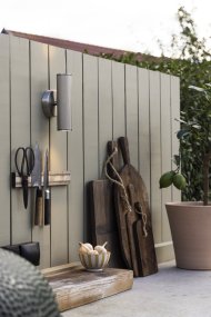 Hubble Borstad stål från Globen Lighting - Hubble &auml;r en stilren v&auml;gglampa med borstad st&aring;lfinish som sprider ljuset b&aring;de upp&aring;t och ned&aring;t och skapar ett vackert ljusspel mot v&auml;ggen.