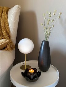 Molekyl 27cm Matt mässing bordslampa från Aneta Lighting - L&aring;t den mindre Molekyl-lampan ge ett sofistikerat tillskott till ditt hem och komplettera din inredning med b&aring;de stil och funktion.