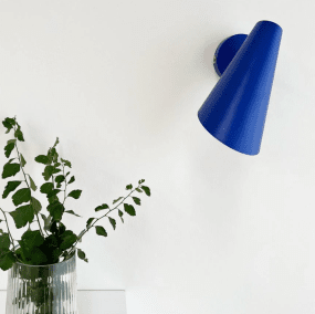 Cale 25cm Blå läslampa från Dyberg Larsen - Str&ouml;mbrytaren &auml;r placerad p&aring; lamphuvudet f&ouml;r enkel och smidig anv&auml;ndning.