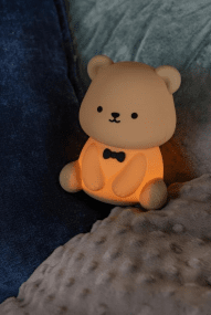 Bear Brun barnlampa från Lucide - Bear &auml;r en bed&aring;rande nattlampa i form av en liten bj&ouml;rn, tillverkad i mjuk silikon med brun f&auml;rg &ndash; perfekt f&ouml;r barnrummet.