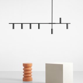 Trevo 145cm Svart taklampa från Artera - Trevo mattsvart finish &auml;r en minimalistisk taklampa som sprider ljuset genom sex ned&aring;triktade ljusk&auml;llor, samtidigt som en ensam tub riktar ljus upp&aring;t f&ouml;r att bryta m&ouml;nstret.