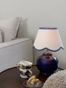 Nell 34cm Blå från PR Home - Den klotformade lampfoten i blank, djupbl&aring; f&auml;rg kombineras med en beige lampsk&auml;rm av textil som ger ett mjukt och harmoniskt uttryck, perfekt f&ouml;r b&aring;de sovrum och vardagsrum.